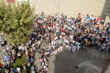Los más pequeños han sido los encargados de lanzar los cohetes que han dado inicio a las fiestas de San Fermín Txikito 2018.