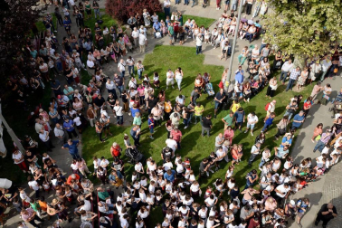 Los más pequeños han sido los encargados de lanzar los cohetes que han dado inicio a las fiestas de San Fermín Txikito 2018.