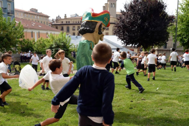 Los más pequeños han sido los encargados de lanzar los cohetes que han dado inicio a las fiestas de San Fermín Txikito 2018.