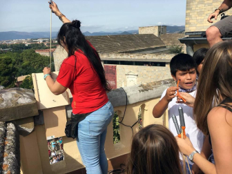 Los más pequeños han sido los encargados de lanzar los cohetes que han dado inicio a las fiestas de San Fermín Txikito 2018.