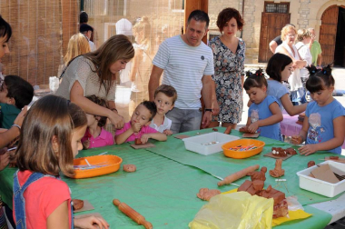 Carcastillo celebró del 14 al 16 de septiembre la VI Fiesta de los Usos Tradicionales de la Trashumancia en Bardenas. El día grande fue el domingo, cuando tuvo lugar la entrada de los rebaños a las Bardenas procedentes de los valles de Roncal y Salazar. La cita, contó con otros atractivos, como degustación de migas o mercado.