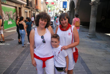Durante siete días, los sangüesinos han disfrutado de sus fiestas por todo lo alto, acompañados además de unas excelentes temperaturas. La cámara de ¡Click! acudió la mañana del domingo para compartir con vecinos y visitantes la hora del vermú y la salida de la comparsa de gigantes y cabezudos de la localidad.
