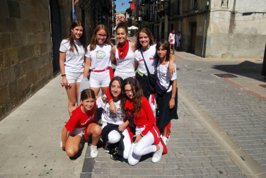 Durante siete días, los sangüesinos han disfrutado de sus fiestas por todo lo alto, acompañados además de unas excelentes temperaturas. La cámara de ¡Click! acudió la mañana del domingo para compartir con vecinos y visitantes la hora del vermú y la salida de la comparsa de gigantes y cabezudos de la localidad.
