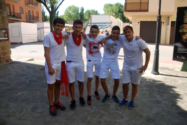 Durante siete días, los sangüesinos han disfrutado de sus fiestas por todo lo alto, acompañados además de unas excelentes temperaturas. La cámara de ¡Click! acudió la mañana del domingo para compartir con vecinos y visitantes la hora del vermú y la salida de la comparsa de gigantes y cabezudos de la localidad.