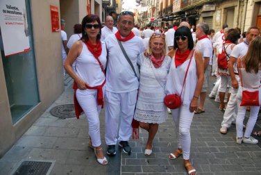 Durante siete días, los sangüesinos han disfrutado de sus fiestas por todo lo alto, acompañados además de unas excelentes temperaturas. La cámara de ¡Click! acudió la mañana del domingo para compartir con vecinos y visitantes la hora del vermú y la salida de la comparsa de gigantes y cabezudos de la localidad.