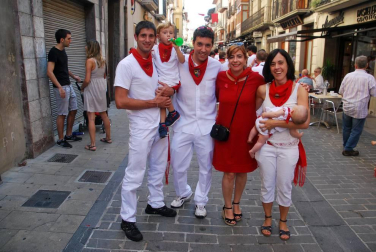 Durante siete días, los sangüesinos han disfrutado de sus fiestas por todo lo alto, acompañados además de unas excelentes temperaturas. La cámara de ¡Click! acudió la mañana del domingo para compartir con vecinos y visitantes la hora del vermú y la salida de la comparsa de gigantes y cabezudos de la localidad.