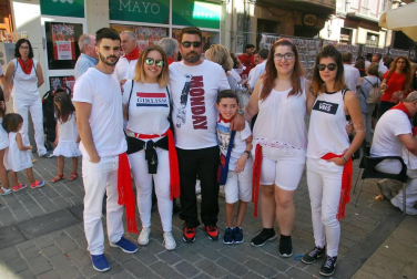 Durante siete días, los sangüesinos han disfrutado de sus fiestas por todo lo alto, acompañados además de unas excelentes temperaturas. La cámara de ¡Click! acudió la mañana del domingo para compartir con vecinos y visitantes la hora del vermú y la salida de la comparsa de gigantes y cabezudos de la localidad.
