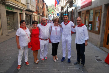 Durante siete días, los sangüesinos han disfrutado de sus fiestas por todo lo alto, acompañados además de unas excelentes temperaturas. La cámara de ¡Click! acudió la mañana del domingo para compartir con vecinos y visitantes la hora del vermú y la salida de la comparsa de gigantes y cabezudos de la localidad.