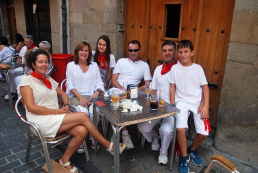 Durante siete días, los sangüesinos han disfrutado de sus fiestas por todo lo alto, acompañados además de unas excelentes temperaturas. La cámara de ¡Click! acudió la mañana del domingo para compartir con vecinos y visitantes la hora del vermú y la salida de la comparsa de gigantes y cabezudos de la localidad.