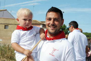 Del 8 al 16 de septiembre los fiteranos celebraron sus fiestas en honor a la Virgen de la Barda. El sábado, penúltima parada de la programación festiva, se organizó el Día de la gigantada. En este evento participaron las comparsas de gigantes de Botarell, Cintruénigo, Corella y Fitero, acompañadas por los gaiteros de Tudela y las charangas Stropizio y Riau riau'. El pasacalles se celebró a lo largo de la calle Mayor.