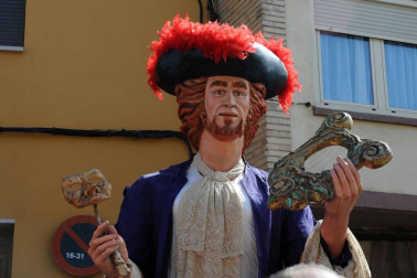 Del 8 al 16 de septiembre los fiteranos celebraron sus fiestas en honor a la Virgen de la Barda. El sábado, penúltima parada de la programación festiva, se organizó el Día de la gigantada. En este evento participaron las comparsas de gigantes de Botarell, Cintruénigo, Corella y Fitero, acompañadas por los gaiteros de Tudela y las charangas Stropizio y Riau riau'. El pasacalles se celebró a lo largo de la calle Mayor.