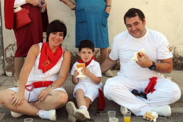Del 8 al 16 de septiembre los fiteranos celebraron sus fiestas en honor a la Virgen de la Barda. El sábado, penúltima parada de la programación festiva, se organizó el Día de la gigantada. En este evento participaron las comparsas de gigantes de Botarell, Cintruénigo, Corella y Fitero, acompañadas por los gaiteros de Tudela y las charangas Stropizio y Riau riau'. El pasacalles se celebró a lo largo de la calle Mayor.