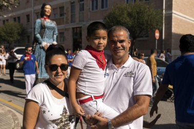 Zizur Mayor ha exprimido sus fiestas del 12 al 16 de septiembre. La cámara de ¡Click! se acercó hasta este pueblo de la Comarca de Pamplona el sábado, en el momento en el que los vecinos pudieron disfrutar de un animado pasacalles con las comparsas de gigantes y cabezudos de Zizur Mayor y de Obanos. La cita dio comienzo en la Casa de Cultura, donde mayores y pequeños acudieron a ver los bailes de estas figuras.