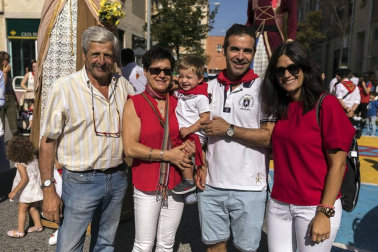 Zizur Mayor ha exprimido sus fiestas del 12 al 16 de septiembre. La cámara de ¡Click! se acercó hasta este pueblo de la Comarca de Pamplona el sábado, en el momento en el que los vecinos pudieron disfrutar de un animado pasacalles con las comparsas de gigantes y cabezudos de Zizur Mayor y de Obanos. La cita dio comienzo en la Casa de Cultura, donde mayores y pequeños acudieron a ver los bailes de estas figuras.