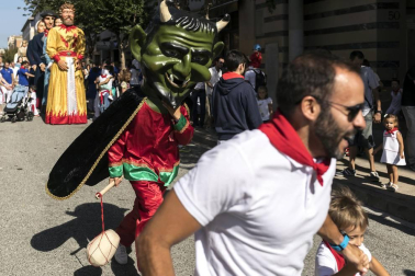 Zizur Mayor ha exprimido sus fiestas del 12 al 16 de septiembre. La cámara de ¡Click! se acercó hasta este pueblo de la Comarca de Pamplona el sábado, en el momento en el que los vecinos pudieron disfrutar de un animado pasacalles con las comparsas de gigantes y cabezudos de Zizur Mayor y de Obanos. La cita dio comienzo en la Casa de Cultura, donde mayores y pequeños acudieron a ver los bailes de estas figuras.