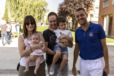 Zizur Mayor ha exprimido sus fiestas del 12 al 16 de septiembre. La cámara de ¡Click! se acercó hasta este pueblo de la Comarca de Pamplona el sábado, en el momento en el que los vecinos pudieron disfrutar de un animado pasacalles con las comparsas de gigantes y cabezudos de Zizur Mayor y de Obanos. La cita dio comienzo en la Casa de Cultura, donde mayores y pequeños acudieron a ver los bailes de estas figuras.