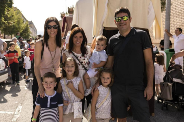Zizur Mayor ha exprimido sus fiestas del 12 al 16 de septiembre. La cámara de ¡Click! se acercó hasta este pueblo de la Comarca de Pamplona el sábado, en el momento en el que los vecinos pudieron disfrutar de un animado pasacalles con las comparsas de gigantes y cabezudos de Zizur Mayor y de Obanos. La cita dio comienzo en la Casa de Cultura, donde mayores y pequeños acudieron a ver los bailes de estas figuras.