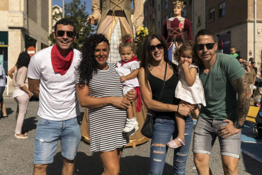 Zizur Mayor ha exprimido sus fiestas del 12 al 16 de septiembre. La cámara de ¡Click! se acercó hasta este pueblo de la Comarca de Pamplona el sábado, en el momento en el que los vecinos pudieron disfrutar de un animado pasacalles con las comparsas de gigantes y cabezudos de Zizur Mayor y de Obanos. La cita dio comienzo en la Casa de Cultura, donde mayores y pequeños acudieron a ver los bailes de estas figuras.