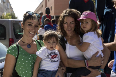 Zizur Mayor ha exprimido sus fiestas del 12 al 16 de septiembre. La cámara de ¡Click! se acercó hasta este pueblo de la Comarca de Pamplona el sábado, en el momento en el que los vecinos pudieron disfrutar de un animado pasacalles con las comparsas de gigantes y cabezudos de Zizur Mayor y de Obanos. La cita dio comienzo en la Casa de Cultura, donde mayores y pequeños acudieron a ver los bailes de estas figuras.