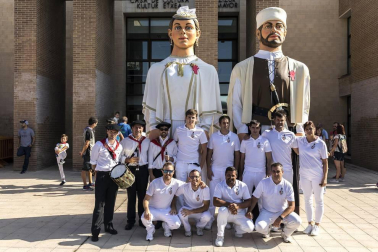 Zizur Mayor ha exprimido sus fiestas del 12 al 16 de septiembre. La cámara de ¡Click! se acercó hasta este pueblo de la Comarca de Pamplona el sábado, en el momento en el que los vecinos pudieron disfrutar de un animado pasacalles con las comparsas de gigantes y cabezudos de Zizur Mayor y de Obanos. La cita dio comienzo en la Casa de Cultura, donde mayores y pequeños acudieron a ver los bailes de estas figuras.