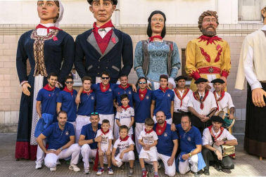 Zizur Mayor ha exprimido sus fiestas del 12 al 16 de septiembre. La cámara de ¡Click! se acercó hasta este pueblo de la Comarca de Pamplona el sábado, en el momento en el que los vecinos pudieron disfrutar de un animado pasacalles con las comparsas de gigantes y cabezudos de Zizur Mayor y de Obanos. La cita dio comienzo en la Casa de Cultura, donde mayores y pequeños acudieron a ver los bailes de estas figuras.