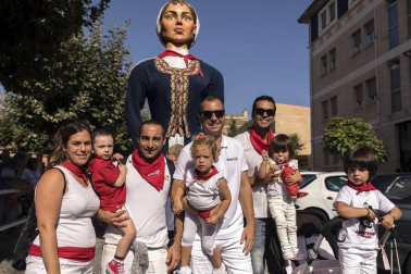 Zizur Mayor ha exprimido sus fiestas del 12 al 16 de septiembre. La cámara de ¡Click! se acercó hasta este pueblo de la Comarca de Pamplona el sábado, en el momento en el que los vecinos pudieron disfrutar de un animado pasacalles con las comparsas de gigantes y cabezudos de Zizur Mayor y de Obanos. La cita dio comienzo en la Casa de Cultura, donde mayores y pequeños acudieron a ver los bailes de estas figuras.