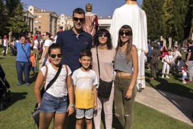 Zizur Mayor ha exprimido sus fiestas del 12 al 16 de septiembre. La cámara de ¡Click! se acercó hasta este pueblo de la Comarca de Pamplona el sábado, en el momento en el que los vecinos pudieron disfrutar de un animado pasacalles con las comparsas de gigantes y cabezudos de Zizur Mayor y de Obanos. La cita dio comienzo en la Casa de Cultura, donde mayores y pequeños acudieron a ver los bailes de estas figuras.