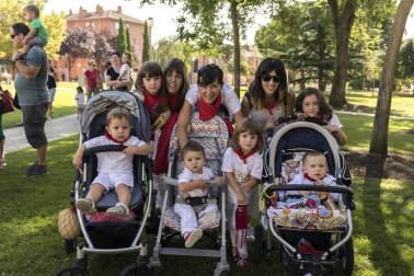 Zizur Mayor ha exprimido sus fiestas del 12 al 16 de septiembre. La cámara de ¡Click! se acercó hasta este pueblo de la Comarca de Pamplona el sábado, en el momento en el que los vecinos pudieron disfrutar de un animado pasacalles con las comparsas de gigantes y cabezudos de Zizur Mayor y de Obanos. La cita dio comienzo en la Casa de Cultura, donde mayores y pequeños acudieron a ver los bailes de estas figuras.