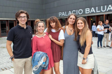 Música y poesía se entrelazaron sobre el escenario de Baluarte el pasado 16 de septiembre en un concierto gratuito por la Paz ofrecido por el artista Marwan. La iniciativa, que llenó las butacas de este espacio cultural, partió desde el Gobierno de Navarra a través de la Dirección General de Paz, Convivencia y Derechos Humanos.