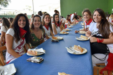 Del 8 al 16 de septiembre, los cascantinos celebraron por todo lo alto sus fiestas. Una semana larga de actividades en la que no faltaron actos típicos como las dianas, los espectáculos taurinos o las verbenas. El viernes, el frontón local acogió una comida con invitación exclusiva para las mujeres. Una cita en femenino con un gran ambiente.