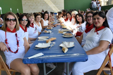 Del 8 al 16 de septiembre, los cascantinos celebraron por todo lo alto sus fiestas. Una semana larga de actividades en la que no faltaron actos típicos como las dianas, los espectáculos taurinos o las verbenas. El viernes, el frontón local acogió una comida con invitación exclusiva para las mujeres. Una cita en femenino con un gran ambiente.
