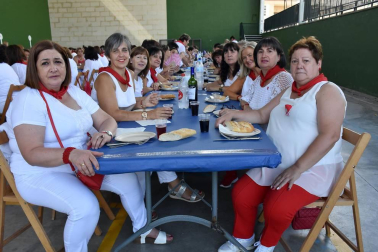 Del 8 al 16 de septiembre, los cascantinos celebraron por todo lo alto sus fiestas. Una semana larga de actividades en la que no faltaron actos típicos como las dianas, los espectáculos taurinos o las verbenas. El viernes, el frontón local acogió una comida con invitación exclusiva para las mujeres. Una cita en femenino con un gran ambiente.