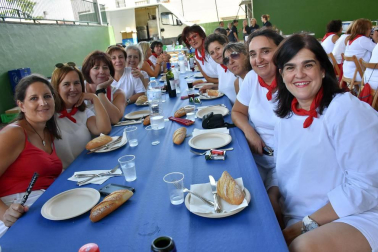 Del 8 al 16 de septiembre, los cascantinos celebraron por todo lo alto sus fiestas. Una semana larga de actividades en la que no faltaron actos típicos como las dianas, los espectáculos taurinos o las verbenas. El viernes, el frontón local acogió una comida con invitación exclusiva para las mujeres. Una cita en femenino con un gran ambiente.