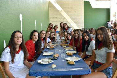 Del 8 al 16 de septiembre, los cascantinos celebraron por todo lo alto sus fiestas. Una semana larga de actividades en la que no faltaron actos típicos como las dianas, los espectáculos taurinos o las verbenas. El viernes, el frontón local acogió una comida con invitación exclusiva para las mujeres. Una cita en femenino con un gran ambiente.