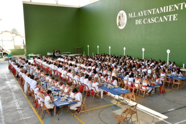 Del 8 al 16 de septiembre, los cascantinos celebraron por todo lo alto sus fiestas. Una semana larga de actividades en la que no faltaron actos típicos como las dianas, los espectáculos taurinos o las verbenas. El viernes, el frontón local acogió una comida con invitación exclusiva para las mujeres. Una cita en femenino con un gran ambiente.