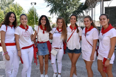 Del 8 al 16 de septiembre, los cascantinos celebraron por todo lo alto sus fiestas. Una semana larga de actividades en la que no faltaron actos típicos como las dianas, los espectáculos taurinos o las verbenas. El viernes, el frontón local acogió una comida con invitación exclusiva para las mujeres. Una cita en femenino con un gran ambiente.