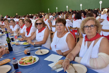 Del 8 al 16 de septiembre, los cascantinos celebraron por todo lo alto sus fiestas. Una semana larga de actividades en la que no faltaron actos típicos como las dianas, los espectáculos taurinos o las verbenas. El viernes, el frontón local acogió una comida con invitación exclusiva para las mujeres. Una cita en femenino con un gran ambiente.