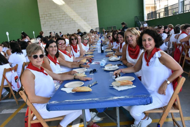 Del 8 al 16 de septiembre, los cascantinos celebraron por todo lo alto sus fiestas. Una semana larga de actividades en la que no faltaron actos típicos como las dianas, los espectáculos taurinos o las verbenas. El viernes, el frontón local acogió una comida con invitación exclusiva para las mujeres. Una cita en femenino con un gran ambiente.