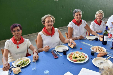 Del 8 al 16 de septiembre, los cascantinos celebraron por todo lo alto sus fiestas. Una semana larga de actividades en la que no faltaron actos típicos como las dianas, los espectáculos taurinos o las verbenas. El viernes, el frontón local acogió una comida con invitación exclusiva para las mujeres. Una cita en femenino con un gran ambiente.