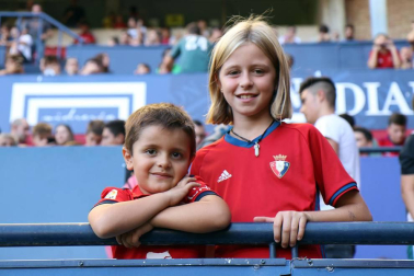 Fotos del búscate en la grada del Osasuna 1-0 Sporting