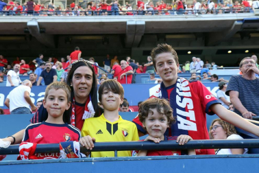 Fotos del búscate en la grada del Osasuna 1-0 Sporting