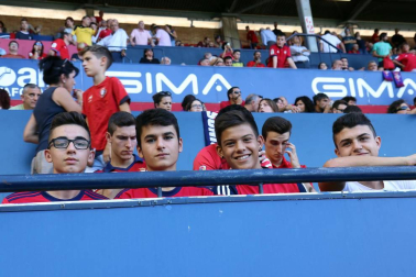 Fotos del búscate en la grada del Osasuna 1-0 Sporting