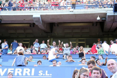 Fotos del búscate en la grada del Osasuna 1-0 Sporting