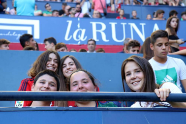 Fotos del búscate en la grada del Osasuna 1-0 Sporting