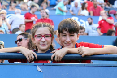 Fotos del búscate en la grada del Osasuna 1-0 Sporting
