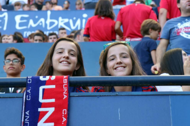 Fotos del búscate en la grada del Osasuna 1-0 Sporting
