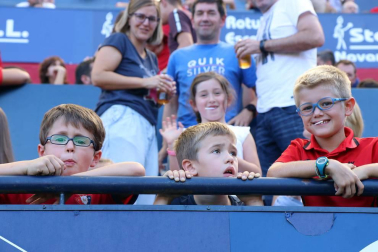 Fotos del búscate en la grada del Osasuna 1-0 Sporting