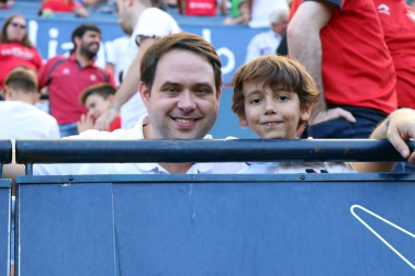 Fotos del búscate en la grada del Osasuna 1-0 Sporting
