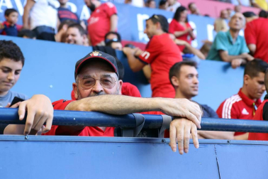Fotos del búscate en la grada del Osasuna 1-0 Sporting