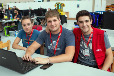 La Universidad Pública de Navarra y la Asociación Navarra para la Divulgación de la Tecnología (ANDITEC) pusieron en marcha una nueva edición de Navarra LAN Party, un punto de encuentro para todos los apasionados por la tecnología. El pabellón de la Upna fue el lugar elegido para el desarrollo del programa, que incluyó charlas, talleres, juegos de mesa y rol, demostraciones y otras muchas actividades durante las 72 horas ininterrumpidas que duró el evento.